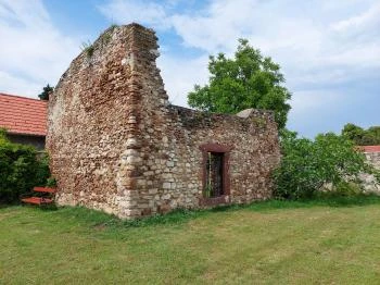 Szent Miklós templomrom Csopak