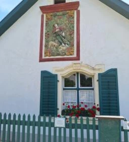 Szent Vendel Domborműves Népi Lakóház 