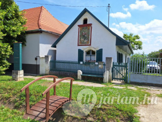 Szent Vendel Domborműves Népi Lakóház 