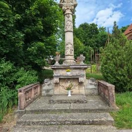 Szentháromság szobor Sülysáp - Külső kép