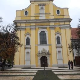 Szolnok Belvárosi Szentháromság templom Szolnok - Külső kép