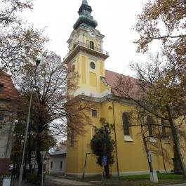 Szolnok Belvárosi Szentháromság templom Szolnok - Külső kép