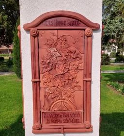 Szőlő és bor emlékoszlopa