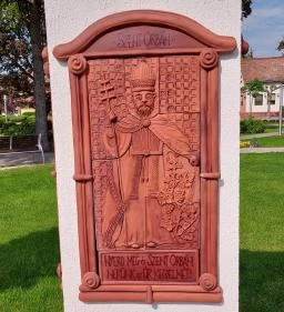 Szőlő és bor emlékoszlopa