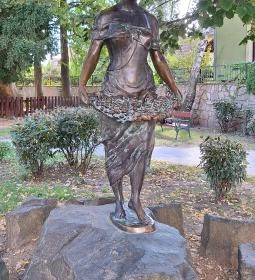 Szőlőt szedő lány