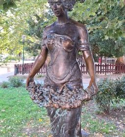 Szőlőt szedő lány