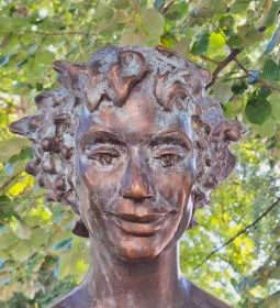 Szőlőt szedő lány