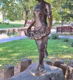 Szőlőt szedő lány