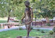 Szőlőt szedő lány Tapolca