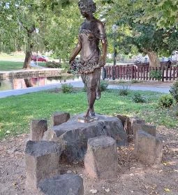 Szőlőt szedő lány