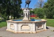 Szőlőt taposó lány szobra Eger Eger