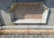 Szőlőt taposó lány szobra Eger Eger