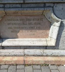 Szőlőt taposó lány szobra Eger