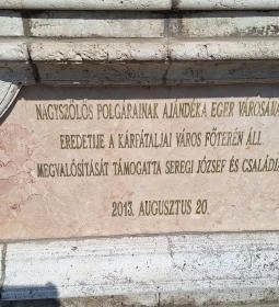 Szőlőt taposó lány szobra Eger