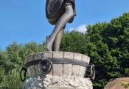 Szőlőt taposó lány szobra Eger Eger