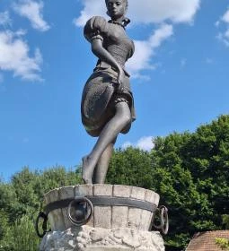 Szőlőt taposó lány szobra Eger