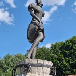 Szőlőt taposó lány szobra Eger Eger - Egyéb