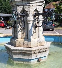 Szőlőt taposó lány szobra Eger