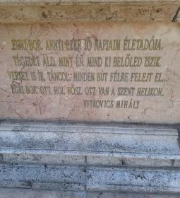 Szőlőt taposó lány szobra Eger