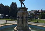 Szőlőt taposó lány szobra Eger Eger