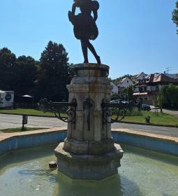 Szőlőt taposó lány szobra Eger