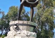 Szőlőt taposó lány szobra Eger Eger