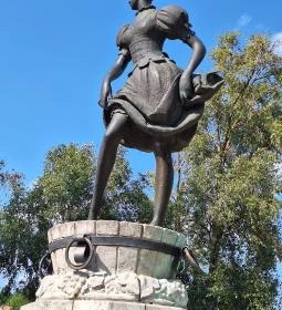 Szőlőt taposó lány szobra Eger