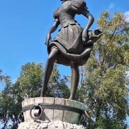 Szőlőt taposó lány szobra Eger Eger - Egyéb