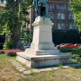 Szondi György szobra Budapest - Külső kép