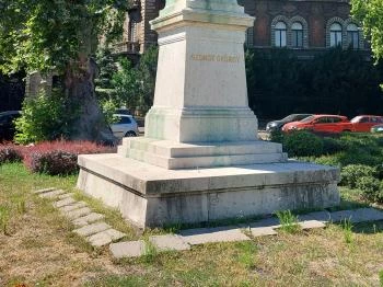 Szondi György szobra Budapest