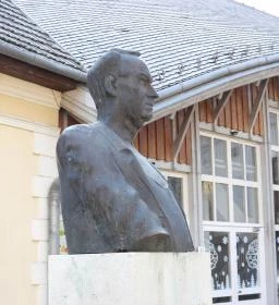 Szőnyi István-mellszobor