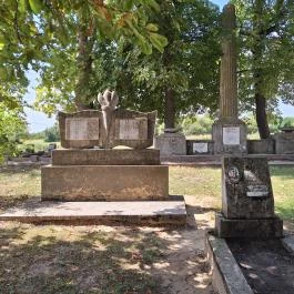 Szovjet emlékmű és hadisírok, Szabás - Külső kép