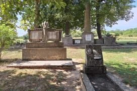 Szovjet emlékmű és hadisírok Szabás