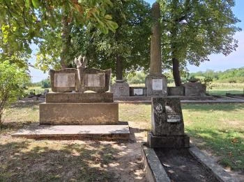 Szovjet emlékmű és hadisírok Szabás