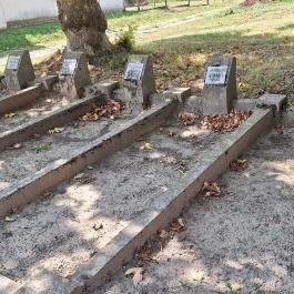 Szovjet emlékmű és hadisírok, Szabás - Külső kép