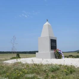 Szovjet hősi emlékmű, Csákberény - Külső kép