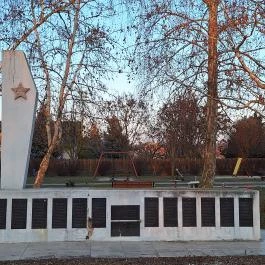 Szovjet hősi emlékmű Baracska - Külső kép
