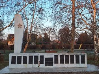 Szovjet hősi emlékmű Baracska