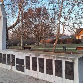 Szovjet hősi emlékmű Baracska - Külső kép
