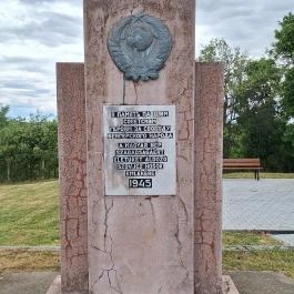 Szovjet Hősök Emlékműve Domoszló - Külső kép