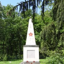 Szovjet katonai temető Lovasberény - Külső kép