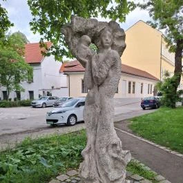 Születési szobor Esztergom - Külső kép