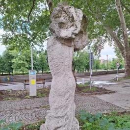 Születési szobor Esztergom - Külső kép