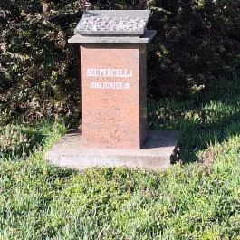 Szupercella emlékmű Battonya - Külső kép