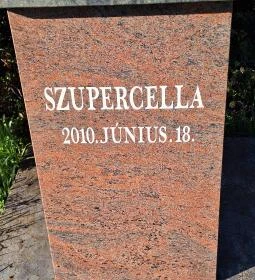 Szupercella emlékmű