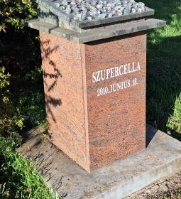 Szupercella emlékmű