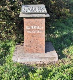 Szupercella emlékmű