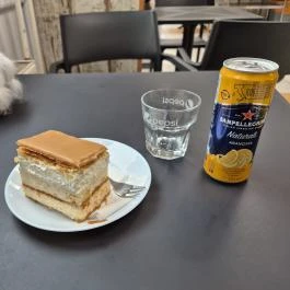 Szurgent Cukrászda Budapest - Étel/ital