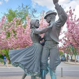 Táncos pár szökőkút Mogyoród - Külső kép