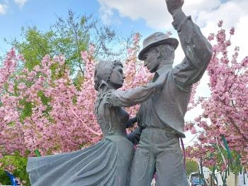 Táncos pár szökőkút Mogyoród